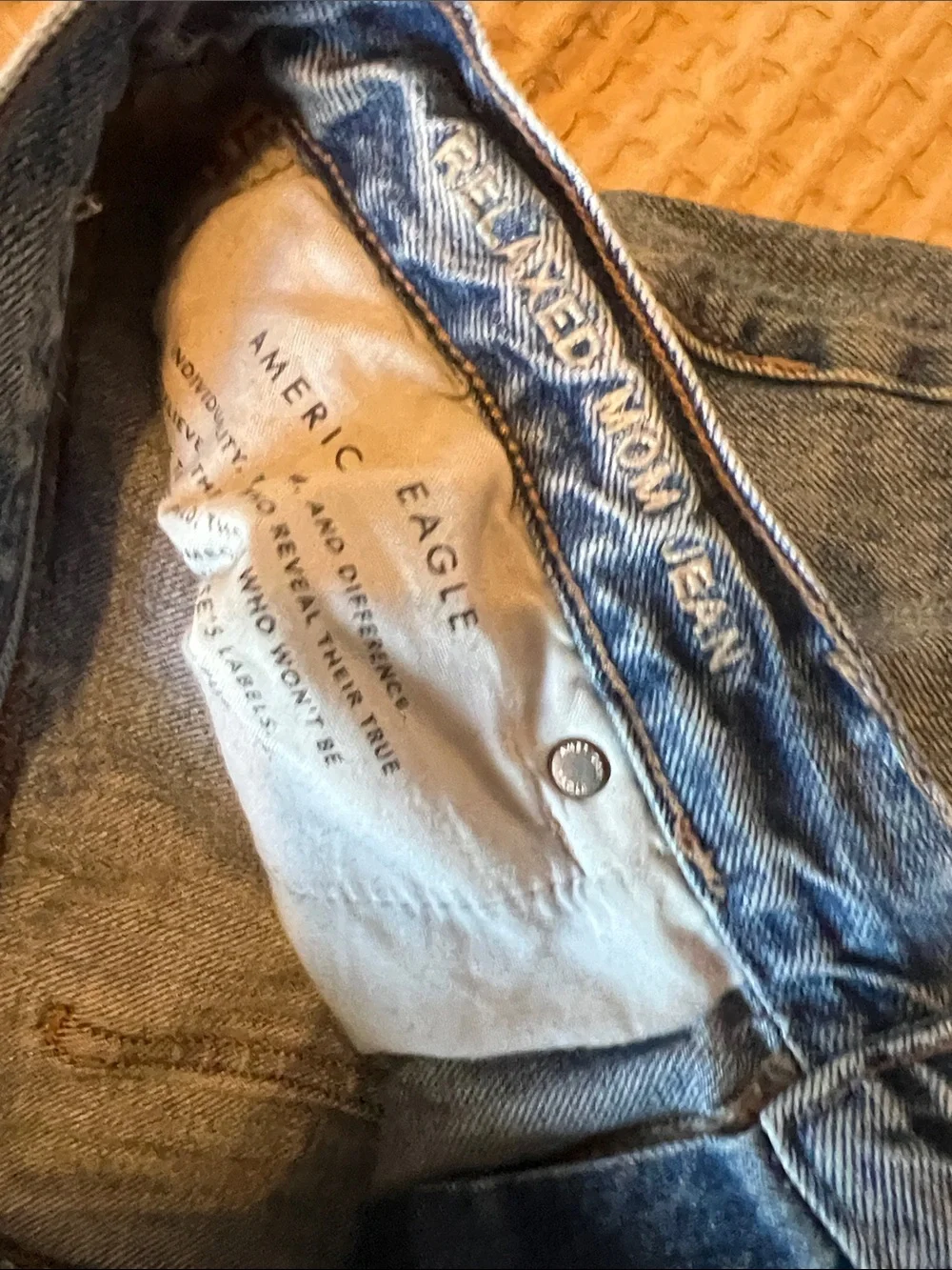 American Eagle Outfitters Relaxed Mom Jean Distressed Light Blue
